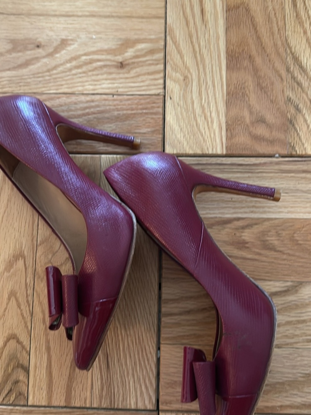 Butrich Women's Burgundy Patent Pointed-Toe Bow Heels - Picture 5 of 5
